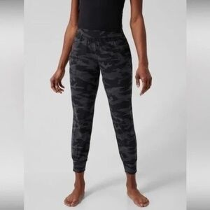 ATHLETA Camo salutation, black Camo jogger